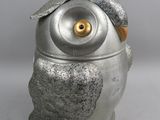 un hibou en argent perché sur un récipient en argent