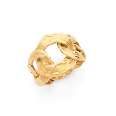 gros plan d'une bague en or sur fond blanc