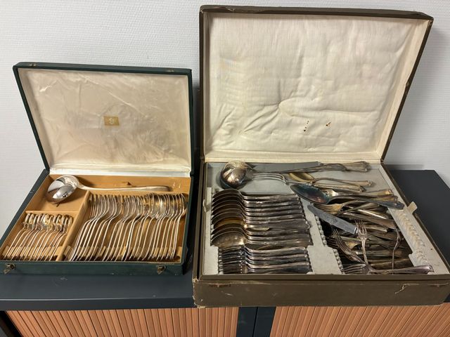 Lot de deux ménagères en métal argenté en coffret
