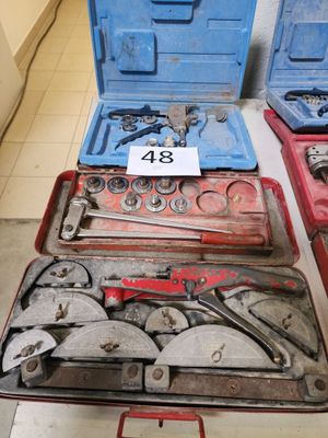 un grand nombre d'outils posés sur une table