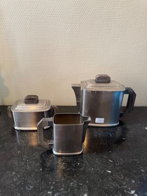 trois cafetières et deux tasses sur le plan de travail