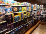 beaucoup de jouets sur les étagères du magasin