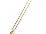 un collier plaqué or orné d'un pendentif en citrine