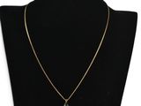 un mannequin noir portant une chaîne en or et un pendentif en diamant blanc