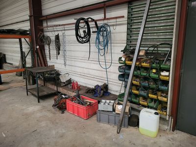 un garage rempli d'outils
