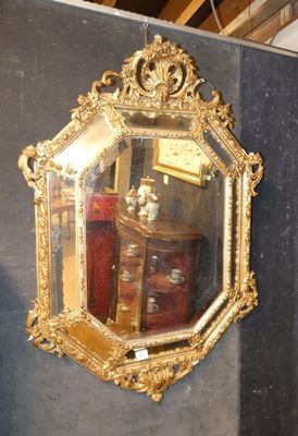 un miroir accroché au mur de la pièce