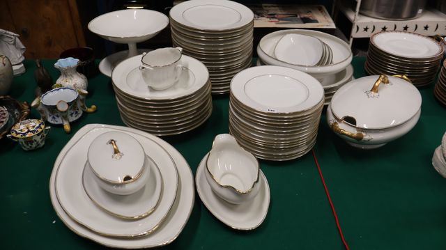 Partie de service en porcelaine de Limoges marque B&Cie décor fil...