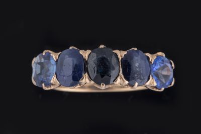 Bague dite « jarretière » en or jaune (750 millièmes) sertie…