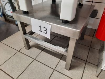 une photo d'une table sur laquelle sont posés deux mixeurs