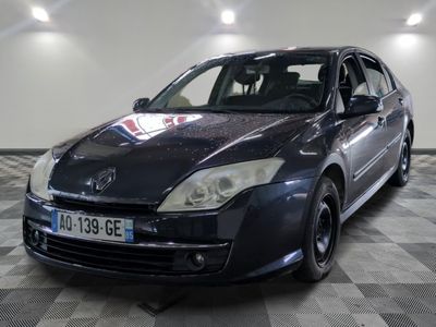 la photo d'une voiture noire garée dans un garage