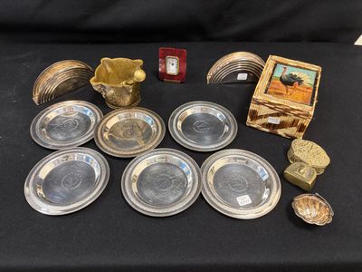 une table sur laquelle sont disposés de nombreux plats en verre et d'autres objets