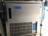 une machine qui se trouve au milieu d'une cuisine
