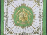 une écharpe verte et blanche ornée d'un emblème doré