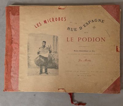 un vieux livre sur lequel est représenté un homme assis