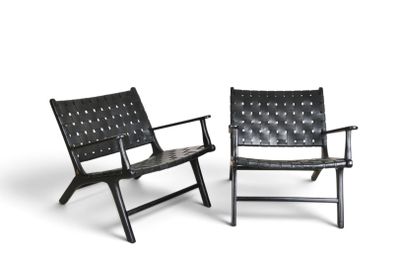 une paire de fauteuils en cuir noir sur fond blanc