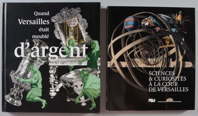 Les deux livres sont posés sur une table, à côté d'un vase et d'autres objets