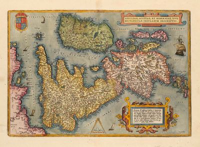 une vieille carte de l'Écosse et de l'Irlande avec l'image d'un bateau en arrière-plan