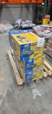 une palette remplie de cartons dans un entrepôt