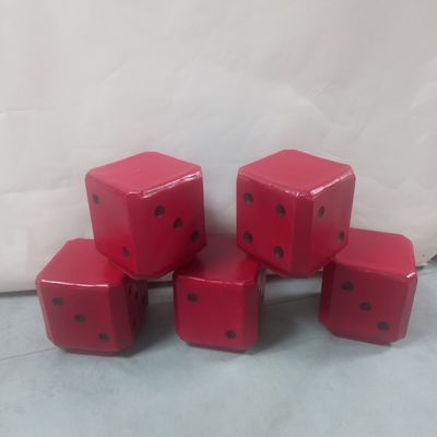 six dés rouges empilés les uns sur les autres sur une table