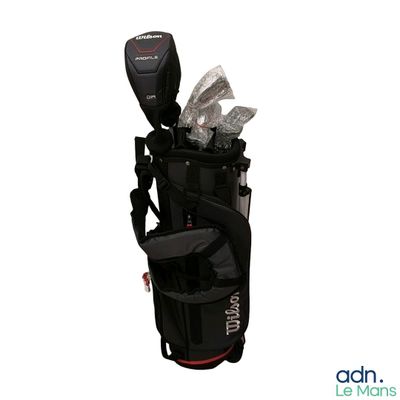 une photo d'un sac de golf contenant des clubs