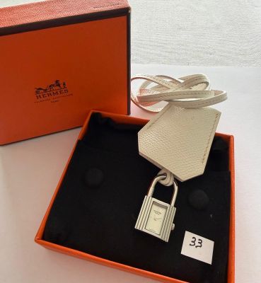 Montre en acier, signée - HERMÈS - CLOCHETTE - Collier cuir …