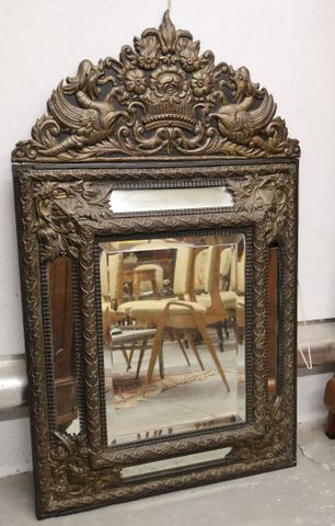 Miroir à parecloses en cuivre repoussé à décor de chimères et pan...