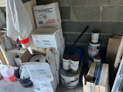 Ensemble comprenant neuf pots de peinture à bardage extérieu…