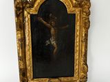 tableau représentant Jésus sur la croix, dans un cadre doré, sur fond blanc