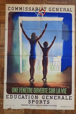 affiche représentant deux femmes debout devant une fenêtre, les bras levés