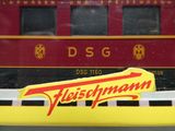 un gros plan sur un wagon rouge et jaune