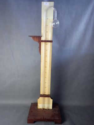grande sculpture en bois représentant une haute tour surmontée d'un verre