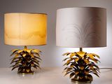 deux lampes posées sur une table, avec une autre lampe posée dessus