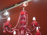 un lustre rouge suspendu au plafond d'un restaurant