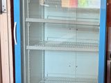 un réfrigérateur sur lequel est apposée une affiche