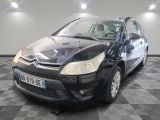 la photo d'une petite voiture noire garée dans un garage