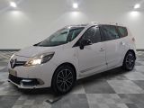 la photo d'une voiture blanche garée dans un garage