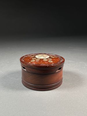 BOITE couverte circulaire Le couvercle à décor incrusté de f… - Photo 1