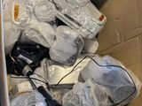 une boîte en carton contenant un certain nombre d'objets