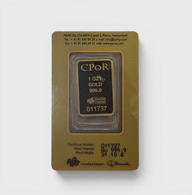 un lingot d'or dans son emballage, sur fond blanc