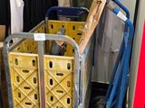 un chariot posé au milieu d'une pièce