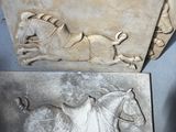 deux sculptures représentant un cheval et un homme à cheval