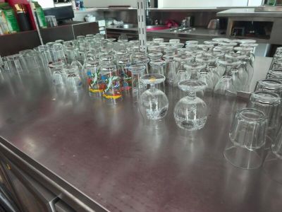 beaucoup de verres vides sur la table