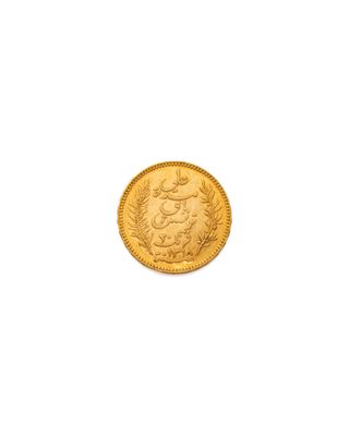 gros plan d'une pièce d'or sur fond blanc