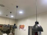 trois lampes suspendues au plafond dans une cuisine