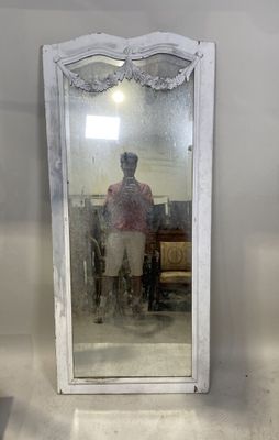 un homme se prenant en photo dans un miroir