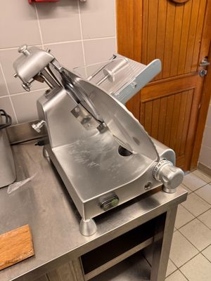 a machine that is sitting on a counter in a kitchen