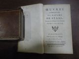 un vieux livre posé sur une table à côté d'un portefeuille