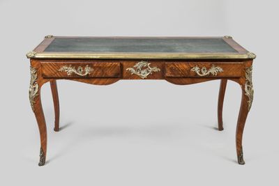 un bureau ancien avec un plateau en marbre et deux tiroirs