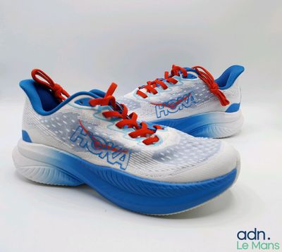 un gros plan sur une paire de chaussures avec des lacets bleus et rouges
