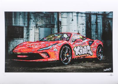 tableau représentant une voiture de sport rouge recouverte de graffitis, garée devant un immeuble